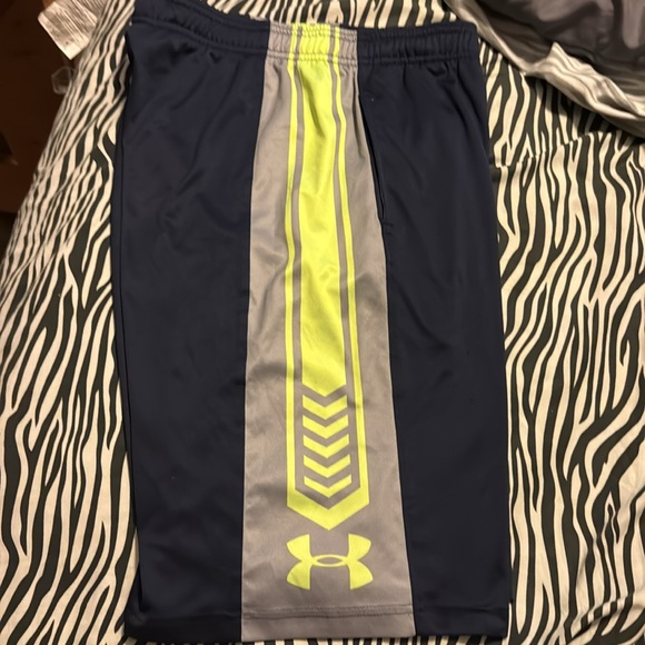 Boys Large Under Armour shorts, like new! - Picture 4 of 5
